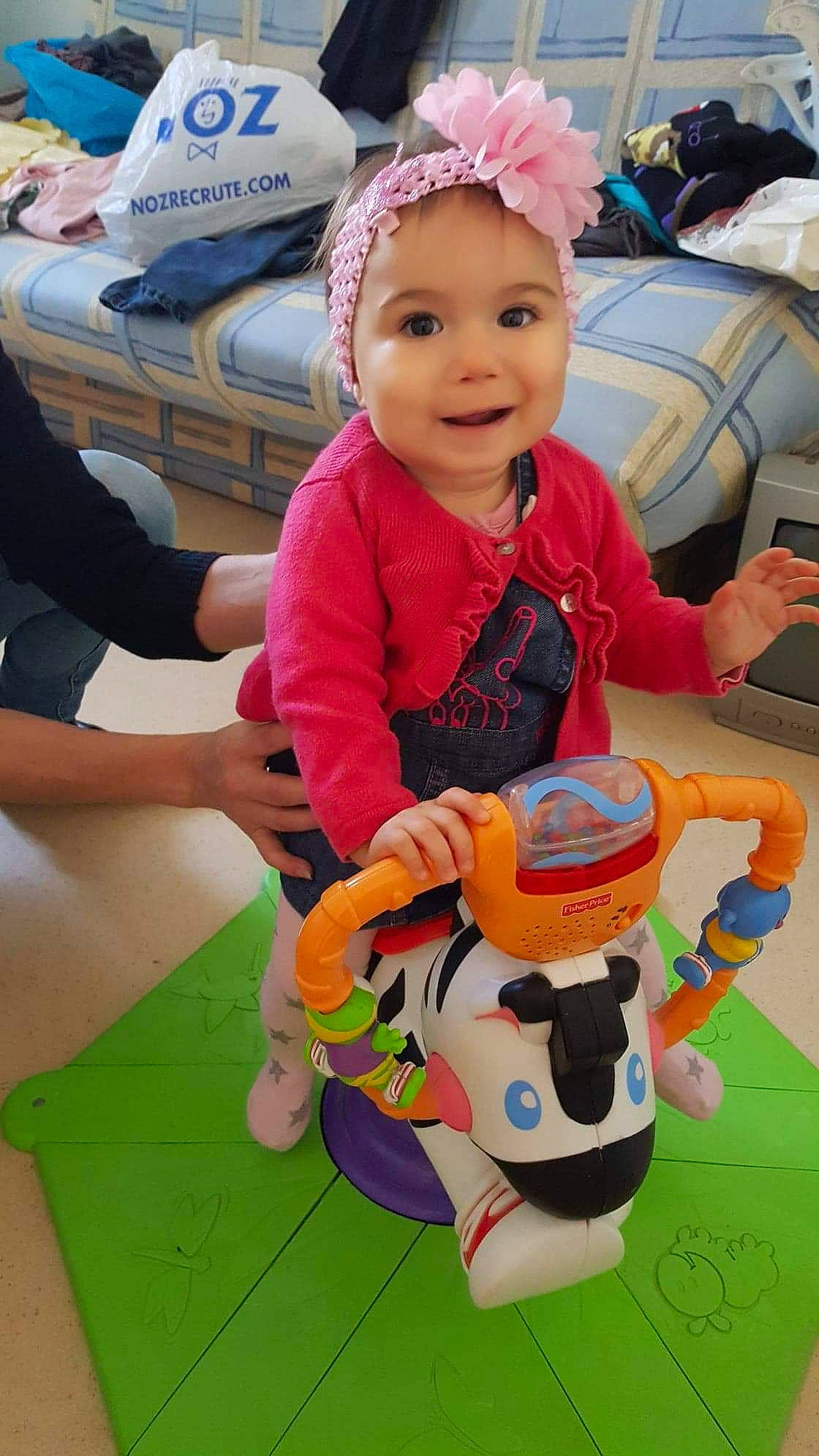 Elèna a rejoint le concours — aidez-le/la à gagner de superbes lots ! baby_products, child, day, fun, girl, infant, joy, person, play, product, skin, smile, textile, toddler, toy