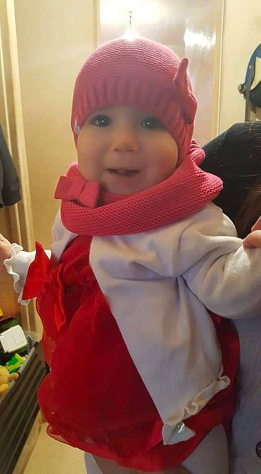 Elèna participe au concours pour gagner de l'argent avec cette photo : beanie, cap, child, costume, girl, hair_accessory, hat, headgear, infant, outerwear, person, pink, product, scarf, skin, textile, toddler