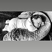 Alya participe au concours pour gagner de l'argent avec cette photo : newborn, baby, sleeping, pillow, blanket, soft, cozy, monochrome, black_and_white, infant, rest, peaceful, child, portrait, indoors, cute, clothing, head, face, peace