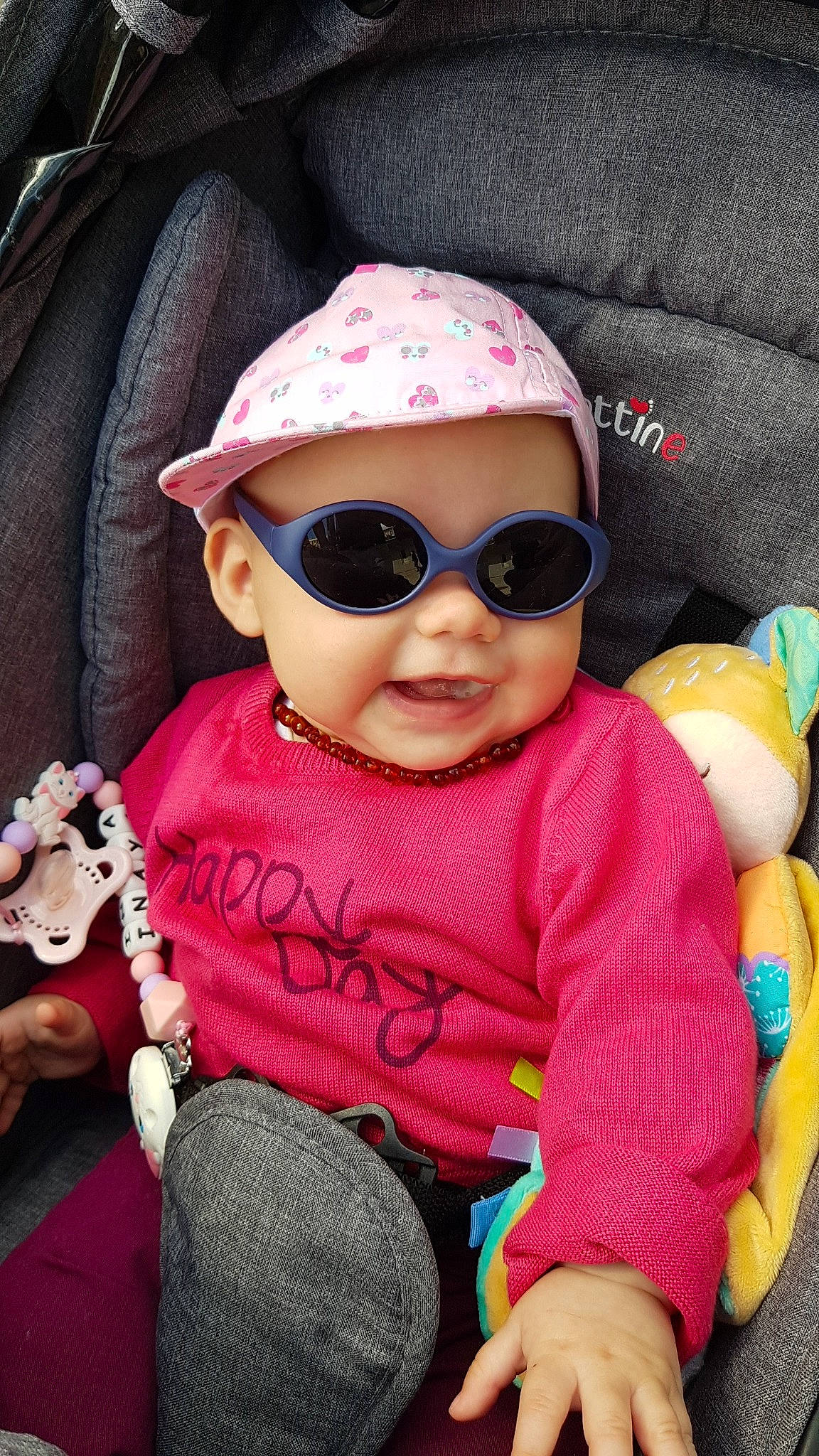 Inaya a rejoint le concours — aidez-le/la à gagner de superbes lots ! baby, baby_toddler_clothing, cap, cheek, comfort, cool, eyewear, finger, glasses, goggles, headgear, headwear, outerwear, person, pink, skin, sleeve, smile, sunglasses, textile