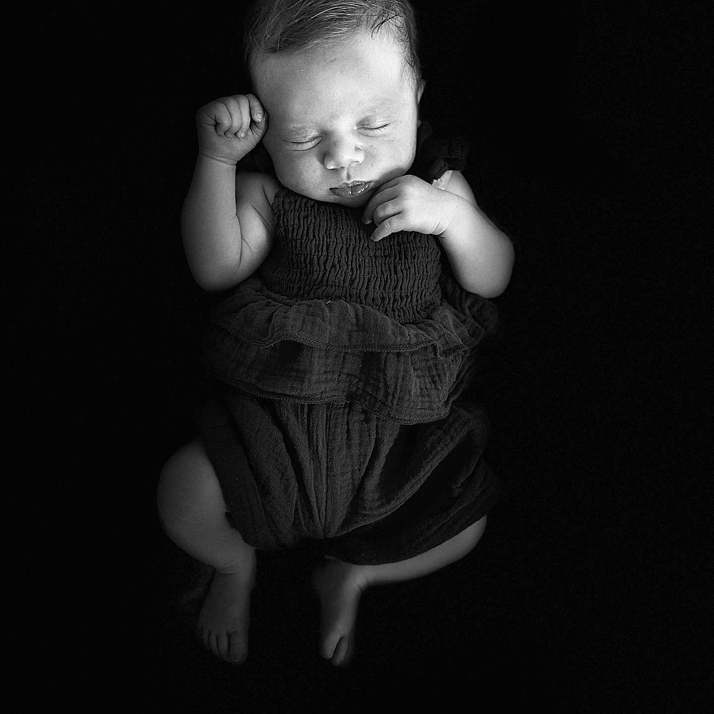 Jade a rejoint le concours — aidez-le/la à gagner de superbes lots ! baby, black_background, calm, child, clothing, cute, face, feet, hands, infant, monochrome, newborn, peace, peaceful, portrait, rest, sleeping, small, soft_light, studio