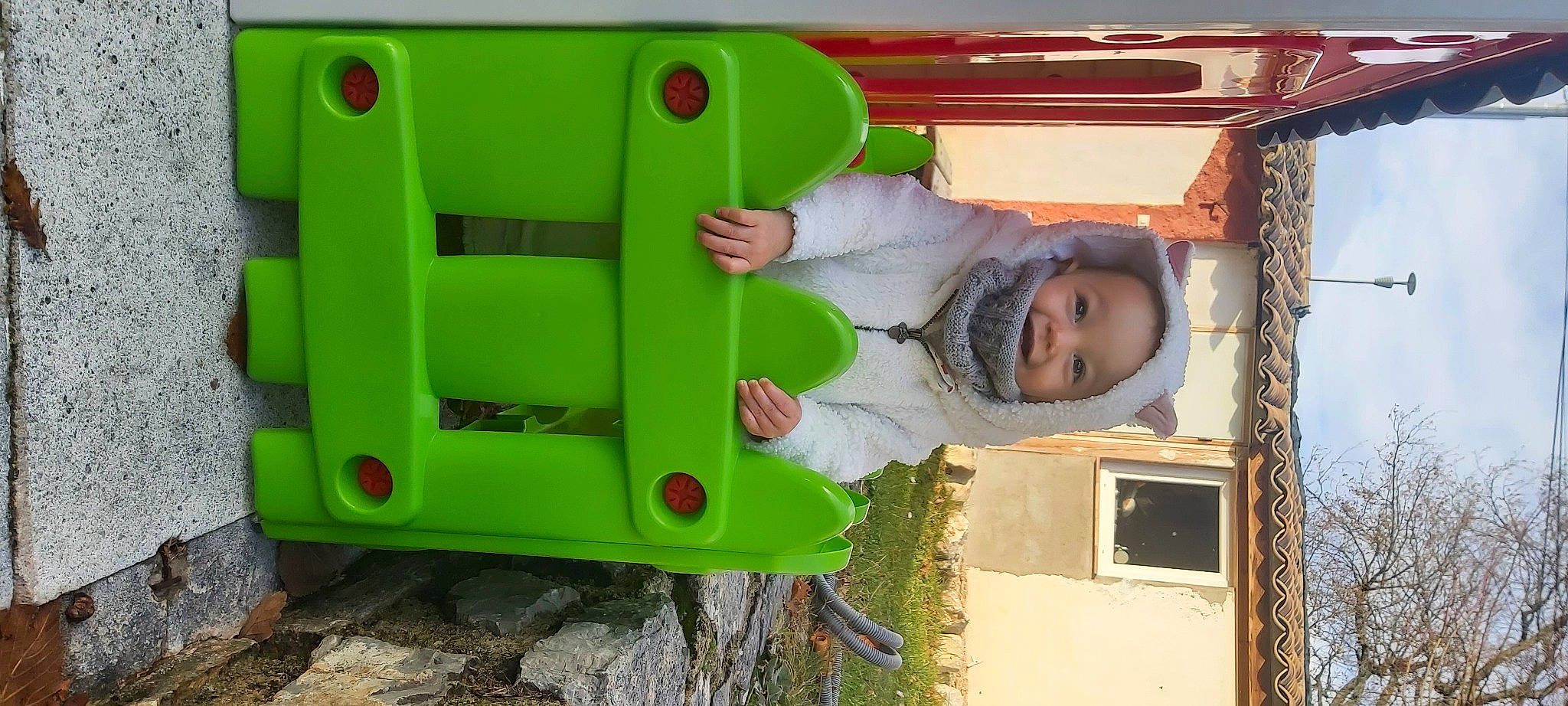 Théa a rejoint le concours — aidez-le/la à gagner de superbes lots ! automotive_exterior, baby, baby_toddler_clothing, bumper, child, design, fun, gas, grass, happy, leisure, machine, motor_vehicle, person, plastic, play, smile, snapshot, t_shirt, toddler