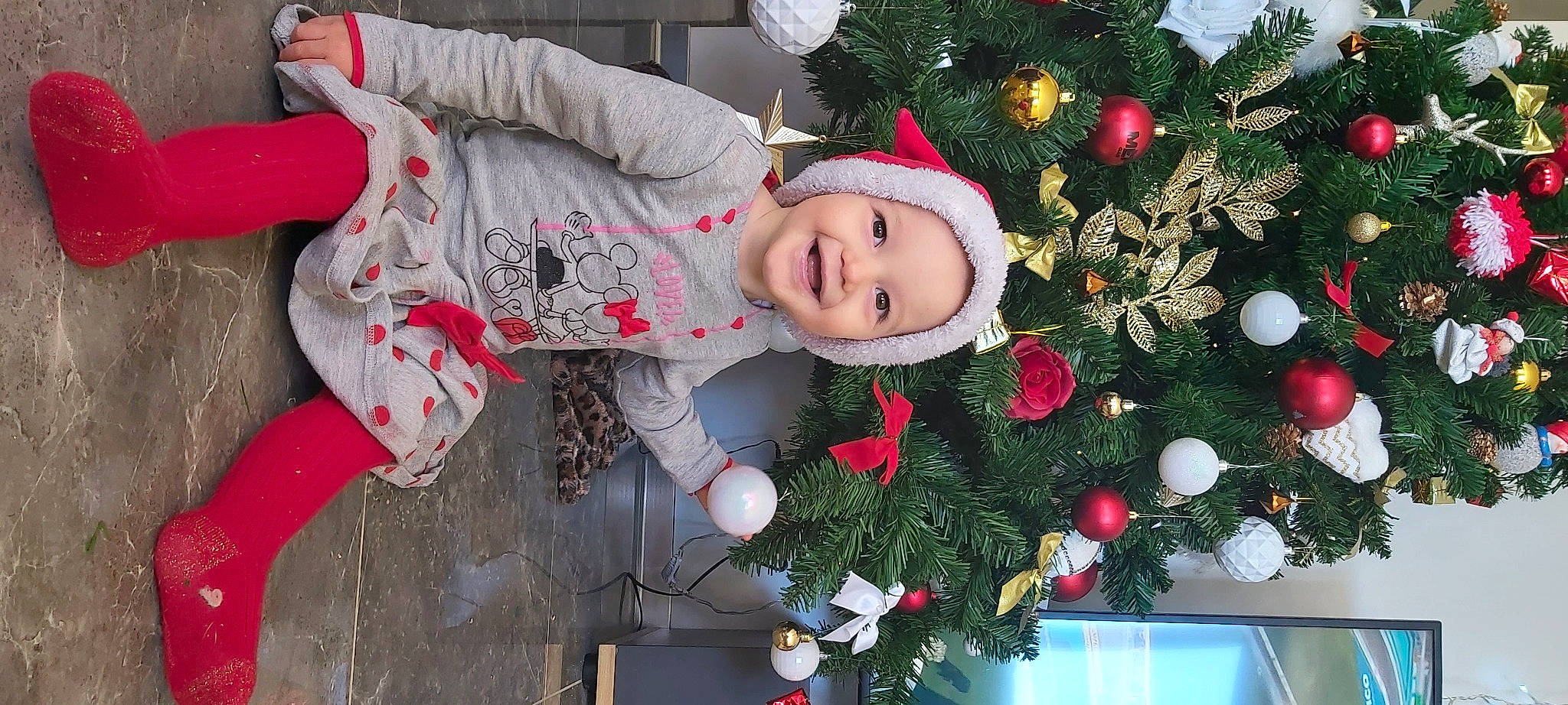 Théa a rejoint le concours — aidez-le/la à gagner de superbes lots ! christmas, christmas_decoration, christmas_eve, christmas_ornament, christmas_tree, event, green, happy, headwear, holiday, holiday_ornament, human_body, joy, ornament, person, plant, red, smile, toddler, tradition