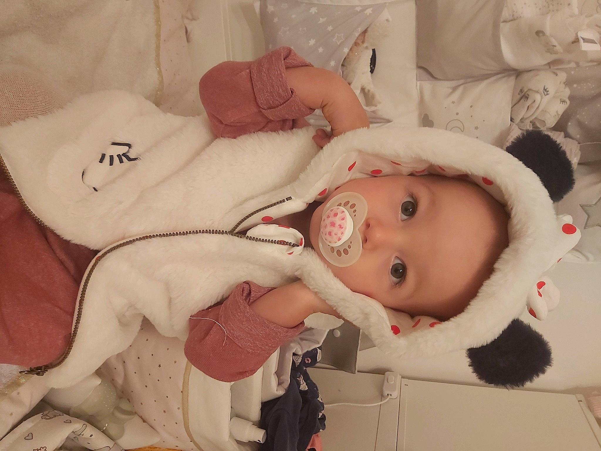 Théa participe au concours pour gagner de l'argent avec cette photo : arm, baby, cheek, comfort, ear, eye, eyebrow, eyelash, facial_expression, head, headgear, human_body, lip, mouth, nose, person, pink, skin, textile, toddler