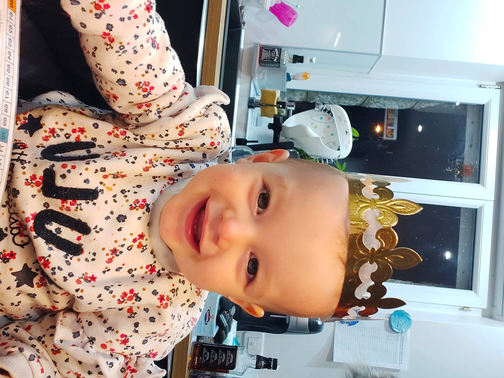 Théa a rejoint le concours — aidez-le/la à gagner de superbes lots ! baby, baby_products, baby_toddler_clothing, cheek, child, eye, facial_expression, fun, happy, joy, machine, nose, organ, pattern, person, refrigerator, room, skin, smile, t_shirt