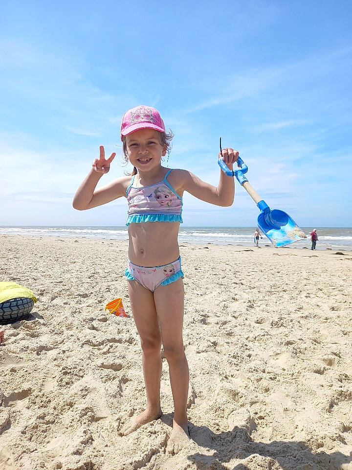 Inès a rejoint le concours — aidez-le/la à gagner de superbes lots ! beach, brassiere, cloud, electric_blue, fun, happy, hat, headgear, headwear, joy, leg, leisure, people_in_nature, people_on_beach, person, sky, smile, swimsuit_top, swimwear, thigh