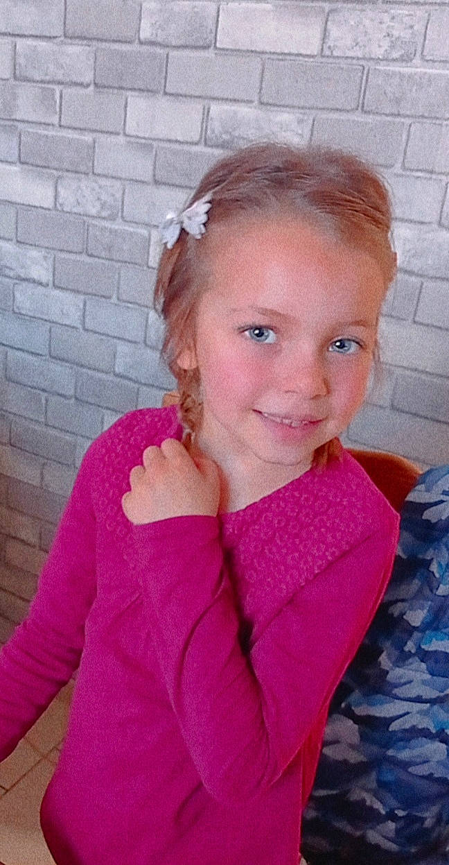 Inès a rejoint le concours — aidez-le/la à gagner de superbes lots ! cheek, chin, dress, eye, eyebrow, face, facial_expression, hair, hairstyle, happy, head, headgear, iris, joy, lip, neck, person, pink, shoulder, skin