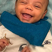 Ewen participe au concours pour gagner de l'argent avec cette photo : baby, blue_bib, child, close_up, cute, dinosaur_print, face, hand, happy, indoor, infant, joyful, lying_down, motion_blur, onesie, portrait, sleepwear, smiling, soft_blanket, winking