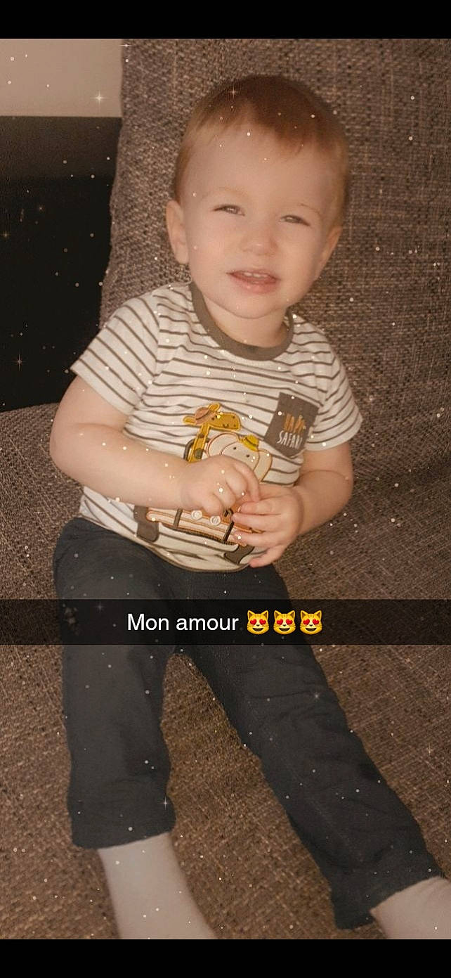Yanis a rejoint le concours — aidez-le/la à gagner de superbes lots ! arm, baby, baby_toddler_clothing, cool, facial_expression, finger, flash_photography, fun, gesture, hand, happy, joy, leg, pattern, person, skin, sleeve, smile, standing, t_shirt