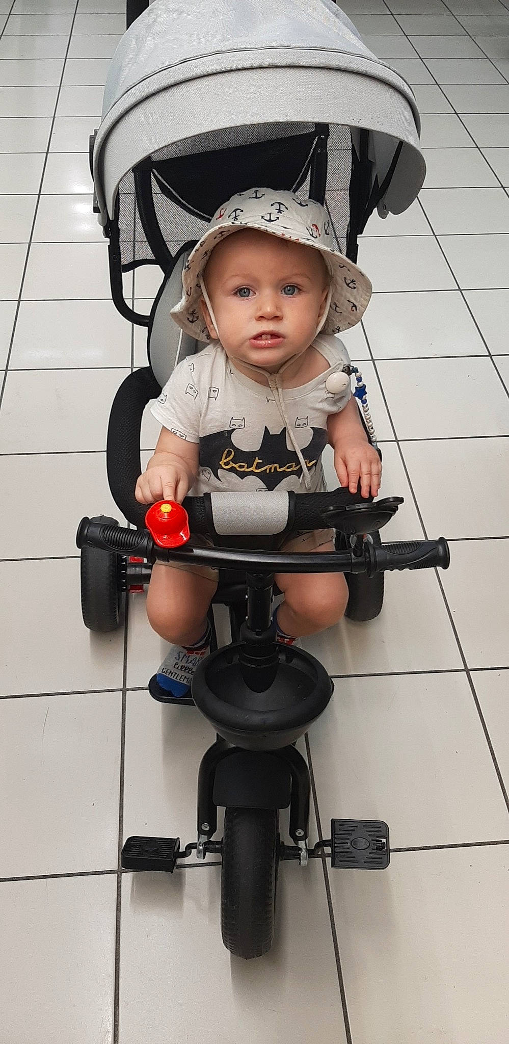 Yanis participe au concours pour gagner de l'argent avec cette photo : baby, baby_carriage, baby_products, baby_toddler_clothing, comfort, dress, eye, face, flash_photography, hand, head, headwear, human_body, human_leg, knee, person, sitting, skin, tire, toddler