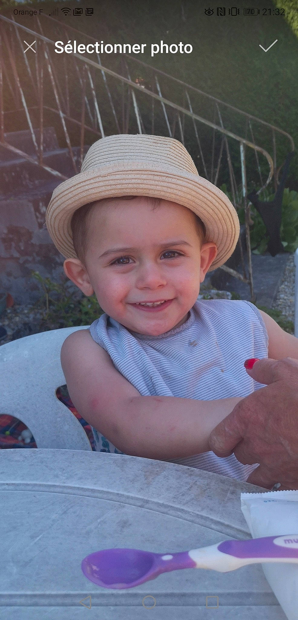 Kilyan participe au concours pour gagner de l'argent avec cette photo : child, fashion_accessory, hat, headgear, headwear, joy, person, smile, sun_hat, toddler