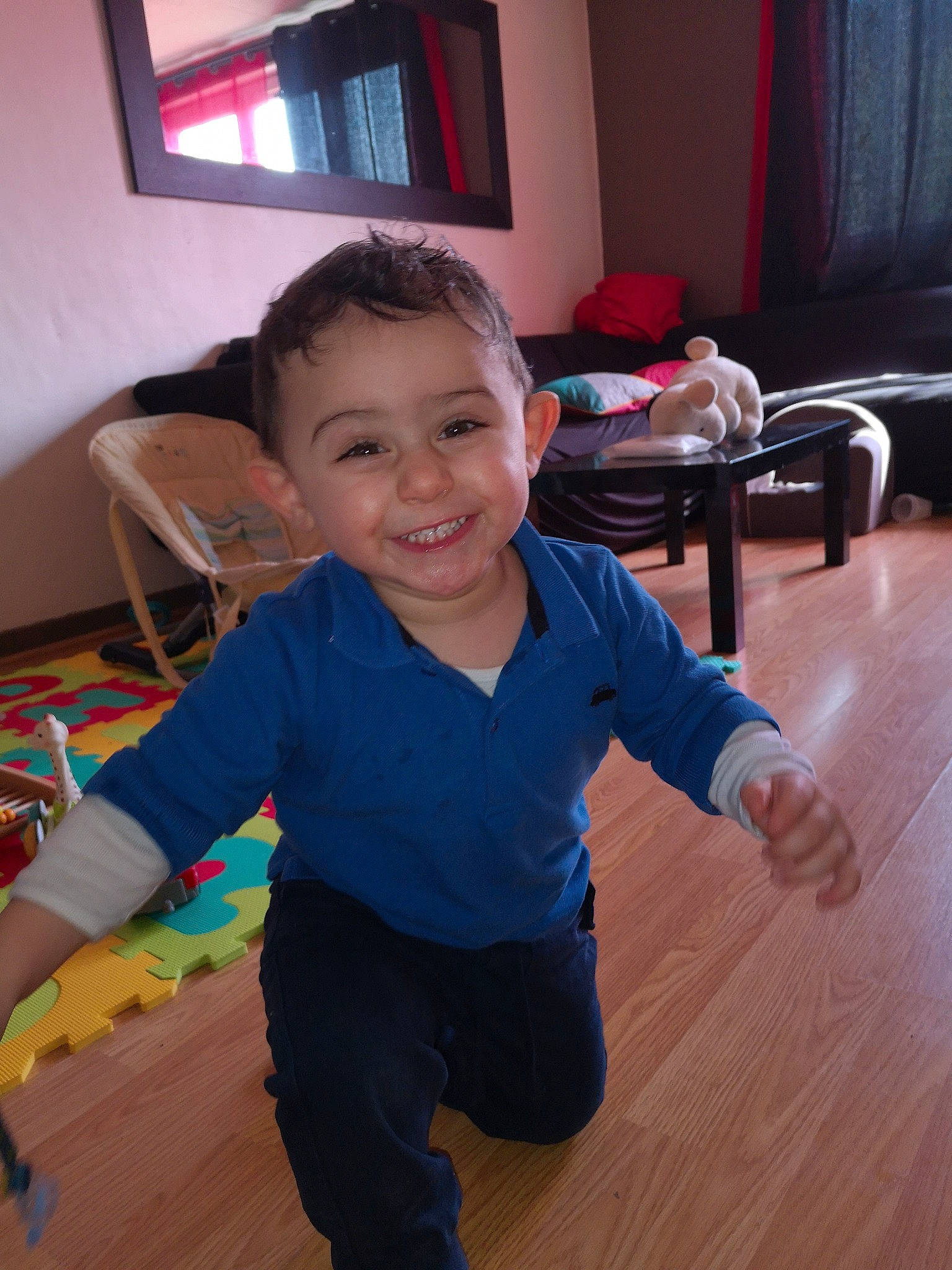 Kilyan a rejoint le concours — aidez-le/la à gagner de superbes lots ! arm, child, face, facial_expression, finger, floor, flooring, fun, hand, head, joint, joy, leg, person, play, room, shoulder, skin, smile, standing