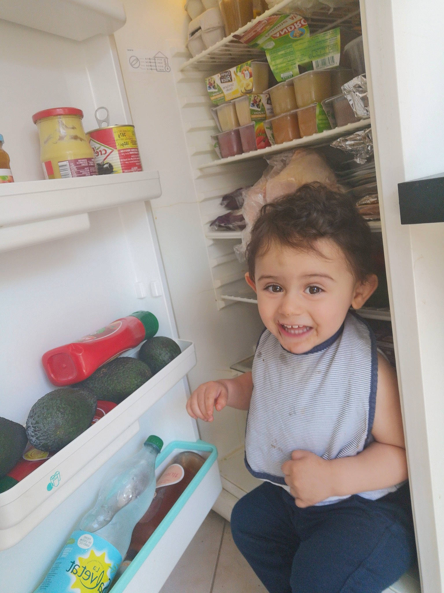 Kilyan participe au concours pour gagner de l'argent avec cette photo : baby, child, furniture, home, house, joy, person, play, room, shelf, skin, smile, toddler