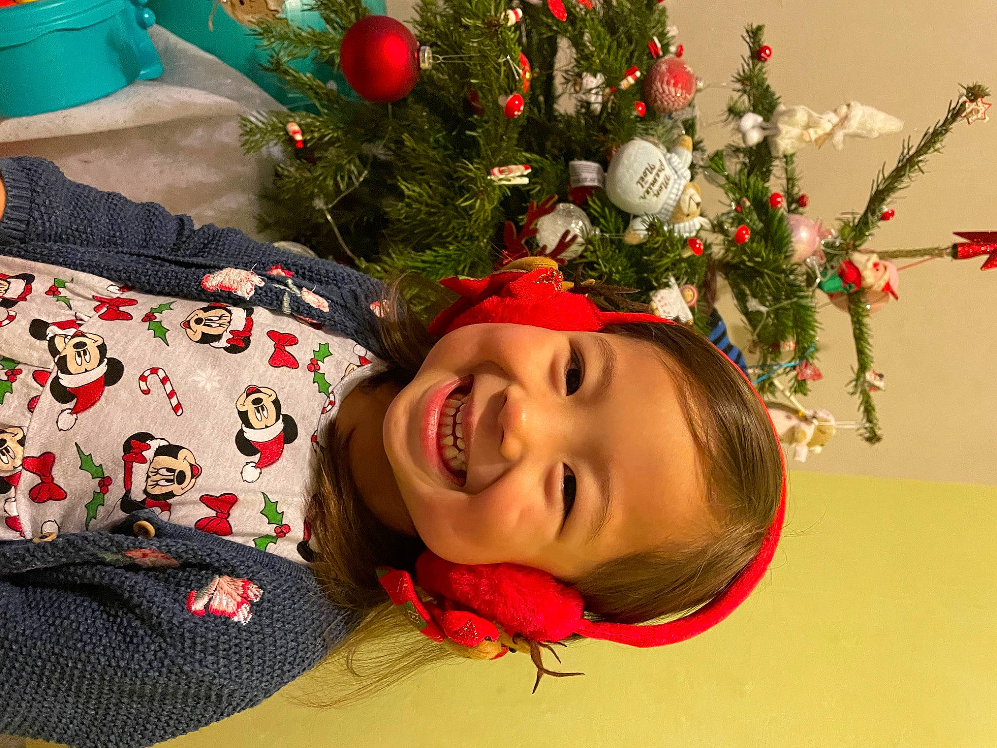 Aria participe au concours pour gagner de l'argent avec cette photo : christmas, christmas_decoration, christmas_eve, christmas_ornament, christmas_tree, conifer, event, evergreen, eye, facial_expression, happy, holiday, holiday_ornament, human_body, joy, ornament, person, plant, smile, tradition