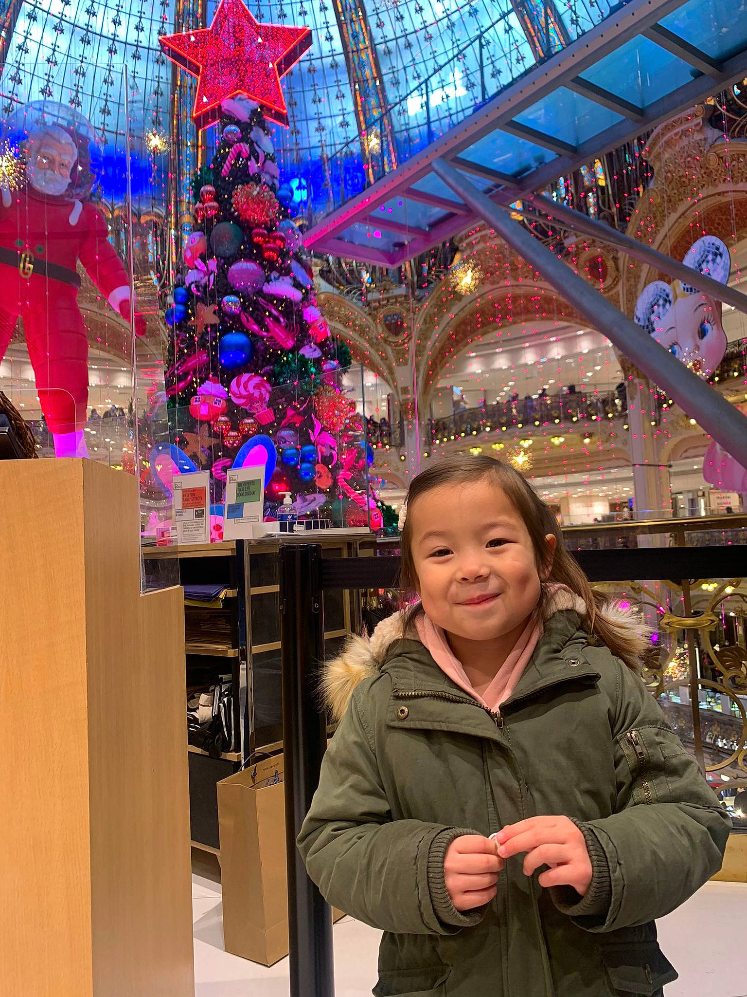 Aria participe au concours pour gagner de l'argent avec cette photo : beauty, christmas_decoration, christmas_ornament, christmas_tree, event, fashion, fun, holiday_ornament, joy, leisure, lighting, ornament, people, person, photograph, purple, snapshot, standing, travel, tree