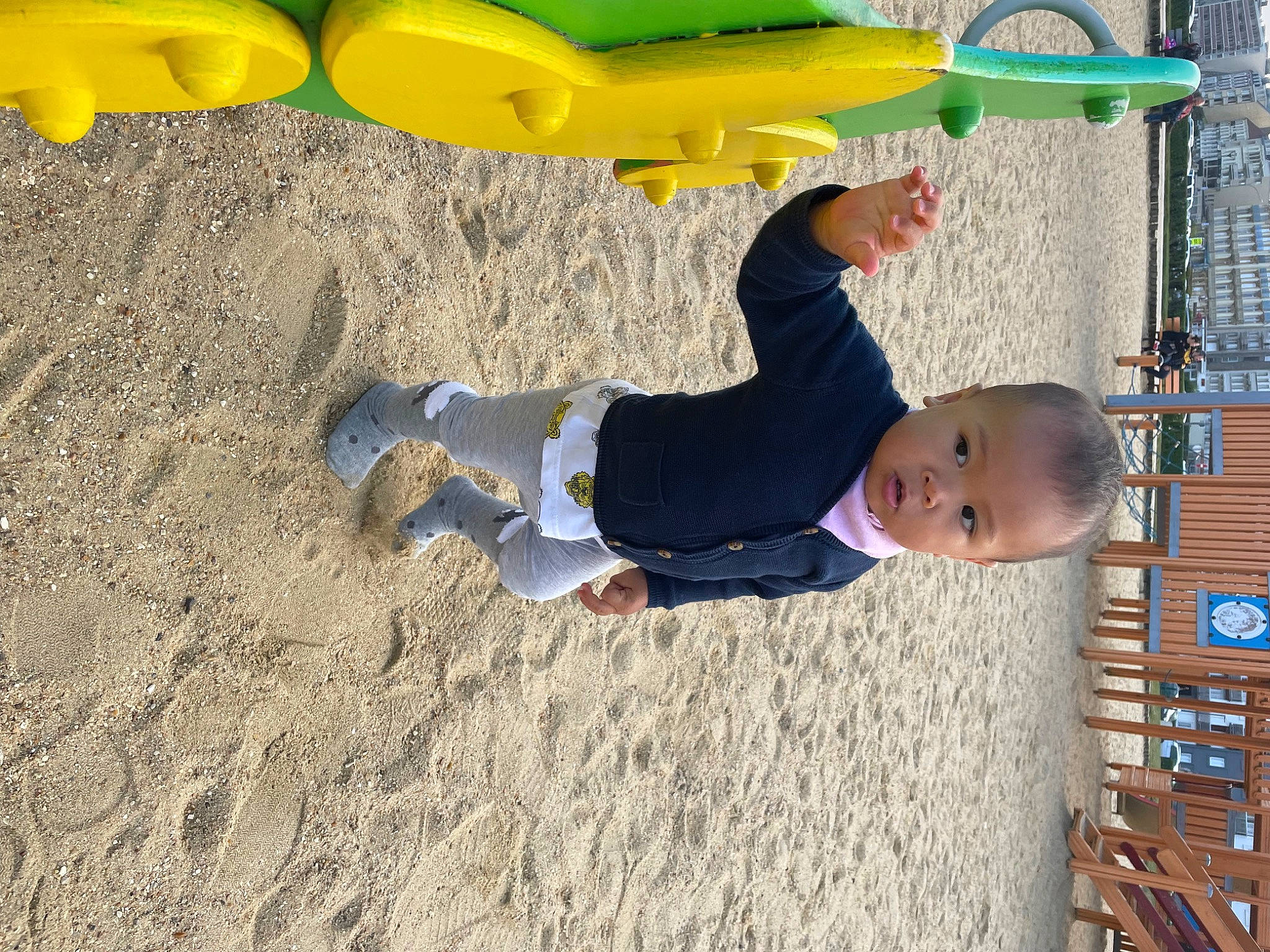 Ulysse a rejoint le concours — aidez-le/la à gagner de superbes lots ! baby, baby_toddler_clothing, child, city, fun, hat, leisure, outdoor_play_equipment, people_in_nature, person, play, playground, recreation, sand, shadow, soil, t_shirt, tire, toddler, wood