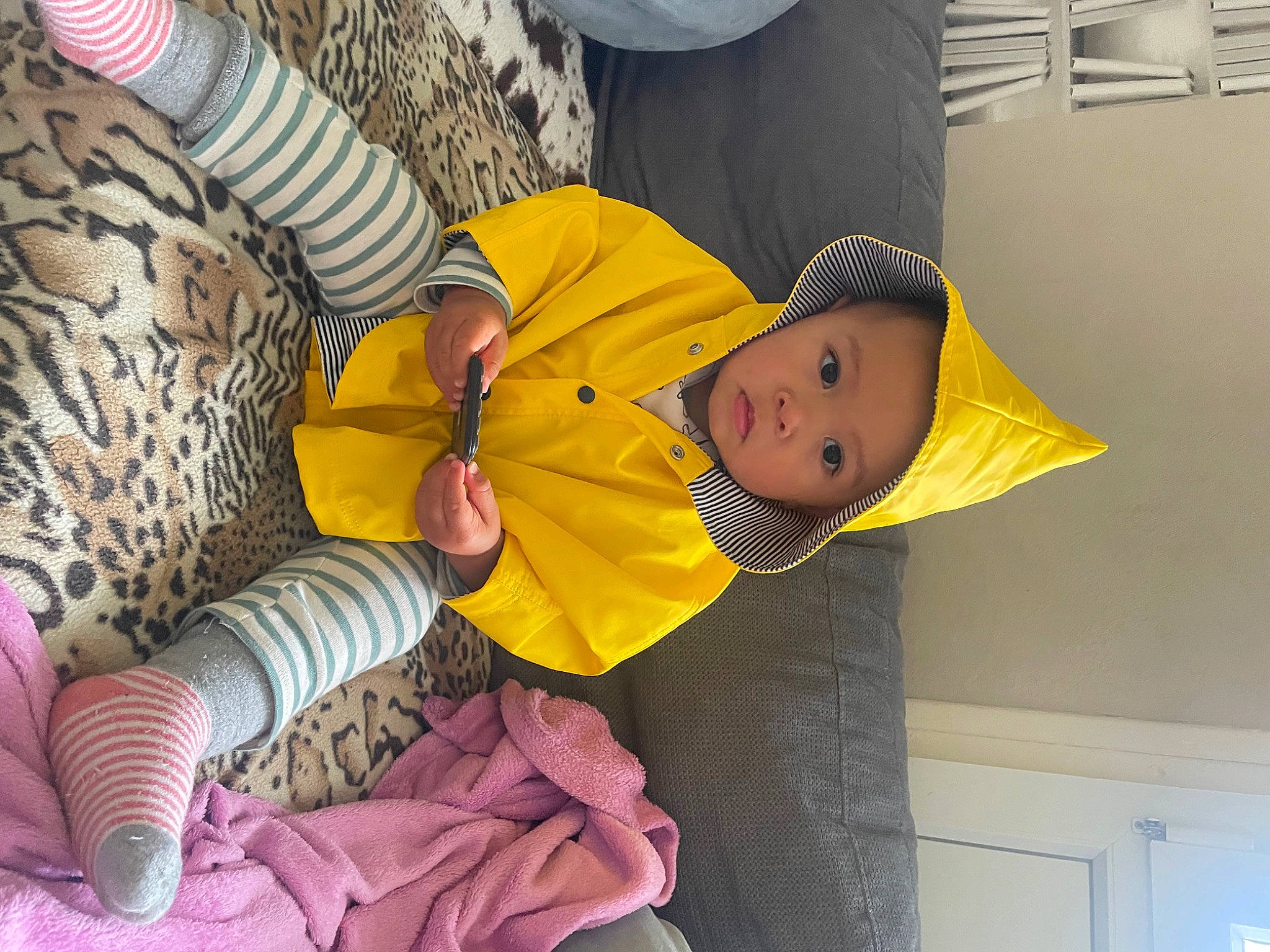 Ulysse participe au concours pour gagner de l'argent avec cette photo : baby, baby_products, baby_toddler_clothing, child, comfort, couch, event, fun, happy, hat, human_body, human_leg, leisure, linens, nap, person, room, sitting, textile, thigh