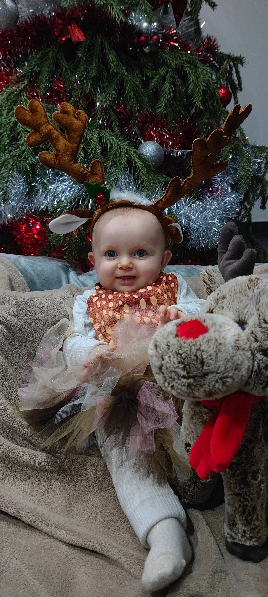 Julia a rejoint le concours — aidez-le/la à gagner de superbes lots ! baby, baby_toddler_clothing, child, christmas, christmas_decoration, christmas_ornament, christmas_tree, dress, event, happy, headgear, holiday, holiday_ornament, joy, ornament, person, petal, plant, toddler, toy