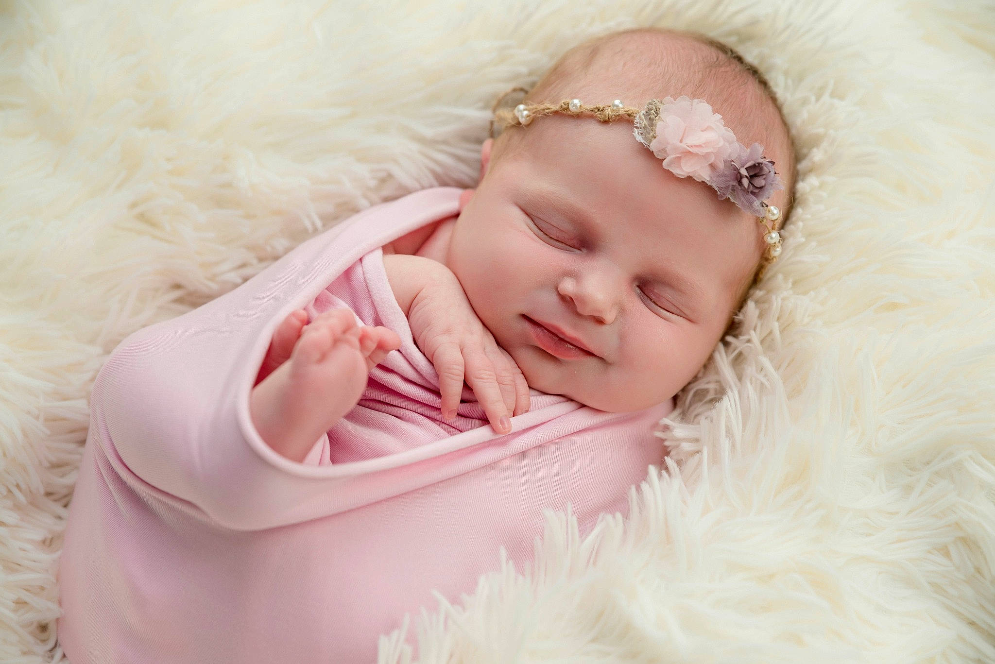 Julia participe au concours pour gagner de l'argent avec cette photo : baby, baby_sleeping, baby_toddler_clothing, cap, child, comfort, eye, eyelash, fashion_accessory, fur, happy, headband, headpiece, linens, lip, person, petal, pink, skin, textile
