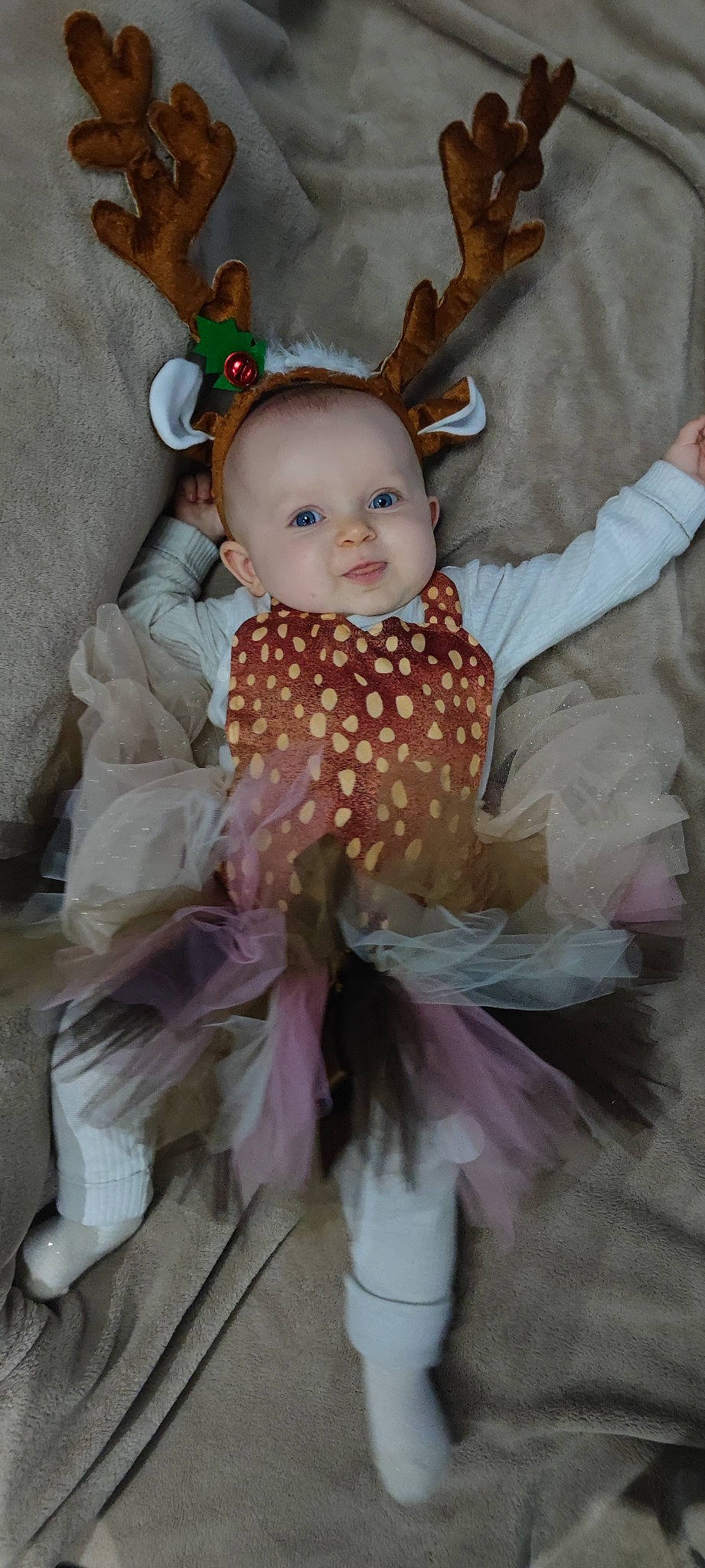 Julia participe au concours pour gagner de l'argent avec cette photo : baby, baby_products, baby_toddler_clothing, ballet_tutu, child, dress, eye, fashion_accessory, hair_accessory, head, headgear, headpiece, human_body, iris, pattern, person, pink, purple, toddler, toy