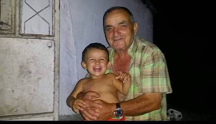 Diego participe au concours pour gagner de l'argent avec cette photo : abdomen, arm, baby, barechested, cheek, chest, child, fun, grandparent, hand, happy, human, joy, muscle, people, person, photography, smile, stomach, thumb