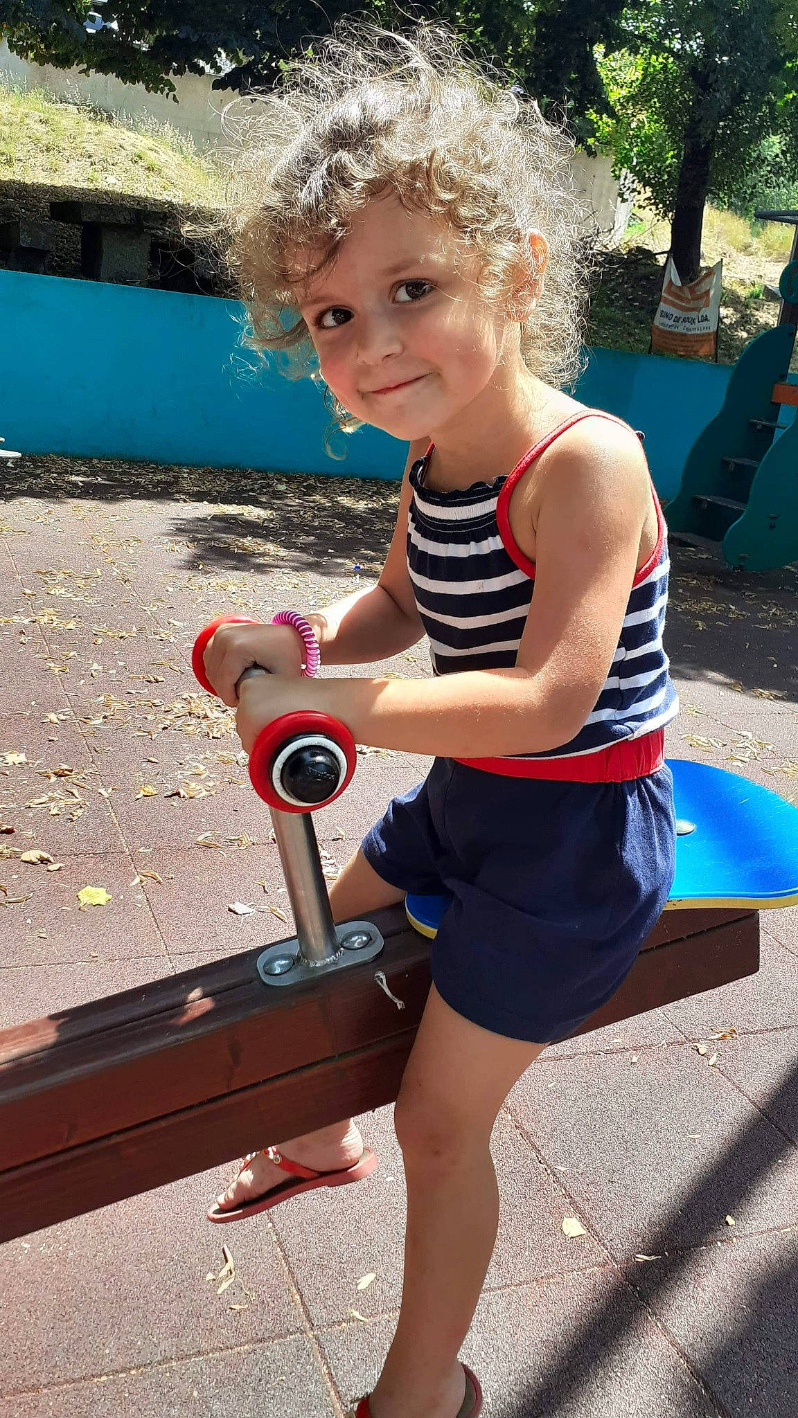 Helena a rejoint le concours — aidez-le/la à gagner de superbes lots ! child, fun, joy, leg, leisure, person, play, playground, public_space, recreation, smile, summer, toddler, vacation, water