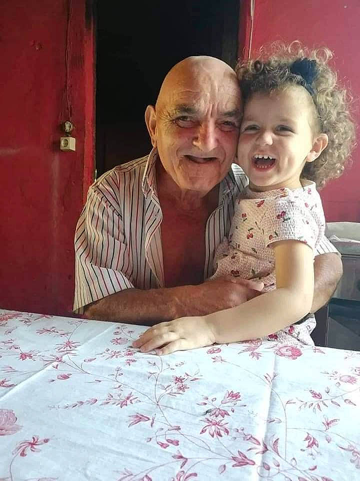 Helena participe au concours pour gagner de l'argent avec cette photo : child, family, fun, grandparent, happy, joy, love, people, person, sitting, smile