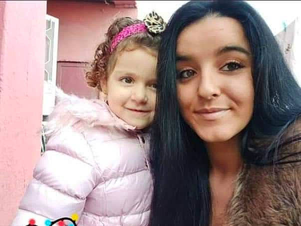 Helena participe au concours pour gagner de l'argent avec cette photo : beauty, cheek, child, eyebrow, face, forehead, friendship, fun, hair, hair_accessory, happy, head, human, joy, lip, nose, people, person, photography, selfie