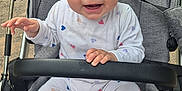 Lea a rejoint le concours — aidez-le/la à gagner de superbes lots ! baby, child, smiling, stroller, onesie, heart_pattern, outdoor, playground, park, happy, infant, person, seat, toy, hand, footwear, fabric, headwear, face, daylight