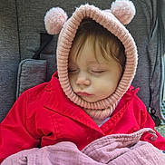 Lea a rejoint le concours — aidez-le/la à gagner de superbes lots ! toddler, child, sleeping, hat, knit_hat, pom_poms, red_jacket, blanket, pink_blanket, stroller, gray_stroller, outdoor, cozy, cute, face, warm_clothing, winter, soft_texture, resting, portrait