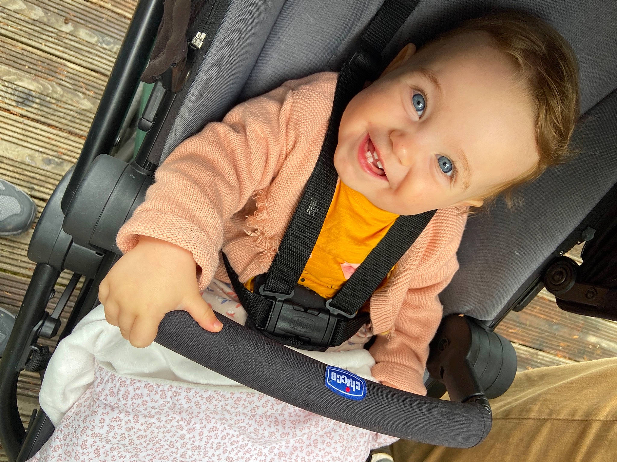 Nina participe au concours pour gagner de l'argent avec cette photo : auto_part, automotive_design, automotive_exterior, automotive_tire, automotive_wheel_system, baby_carriage, baby_products, bumper, car_seat, comfort, finger, flash_photography, knee, lap, motor_vehicle, person, smile, thigh, tire, toddler