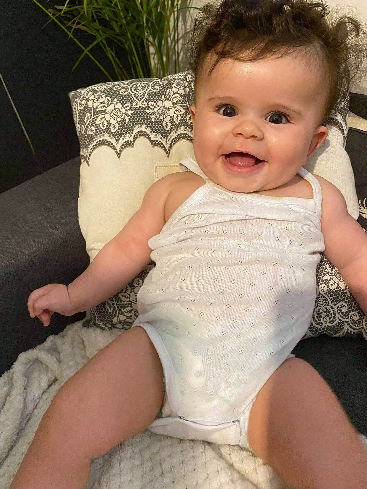 Thalia participe au concours pour gagner de l'argent avec cette photo : baby_toddler_clothing, cheek, comfort, eye, flowerpot, hair, happy, head, human_body, iris, joy, leg, lip, neck, person, plant, shoulder, skin, sleeve, smile