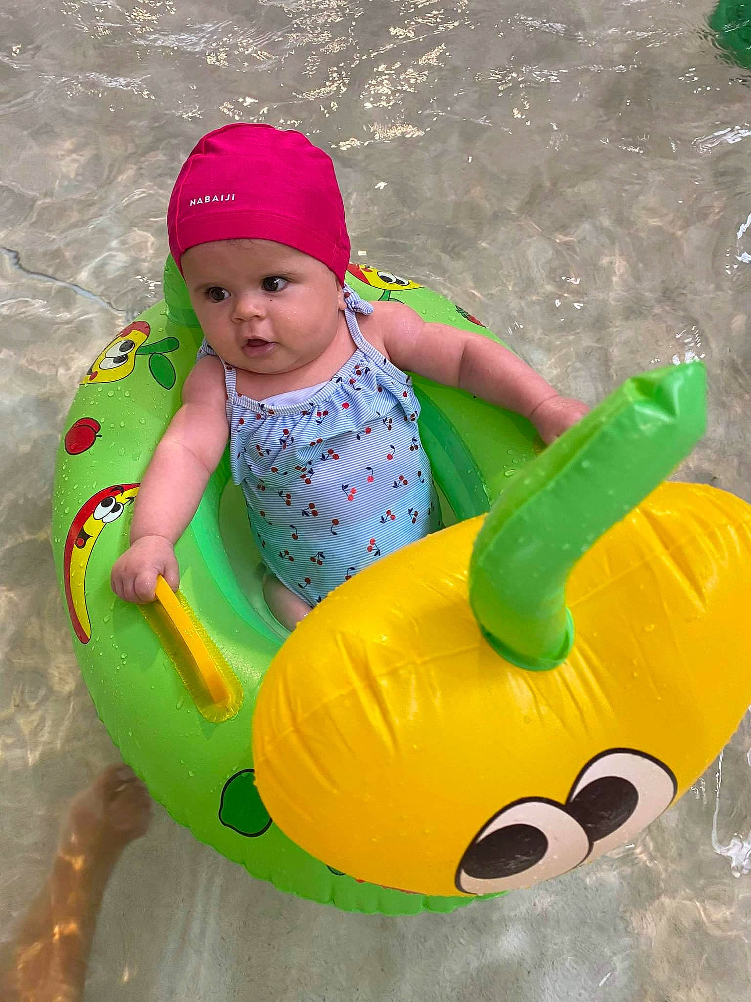 Thalia participe au concours pour gagner de l'argent avec cette photo : baby, baby_products, baby_toddler_clothing, baby_toys, child, fun, games, happy, headwear, inflatable, leisure, person, personal_protective_equipment, play, recreation, sitting, toddler, vacation, water, yellow