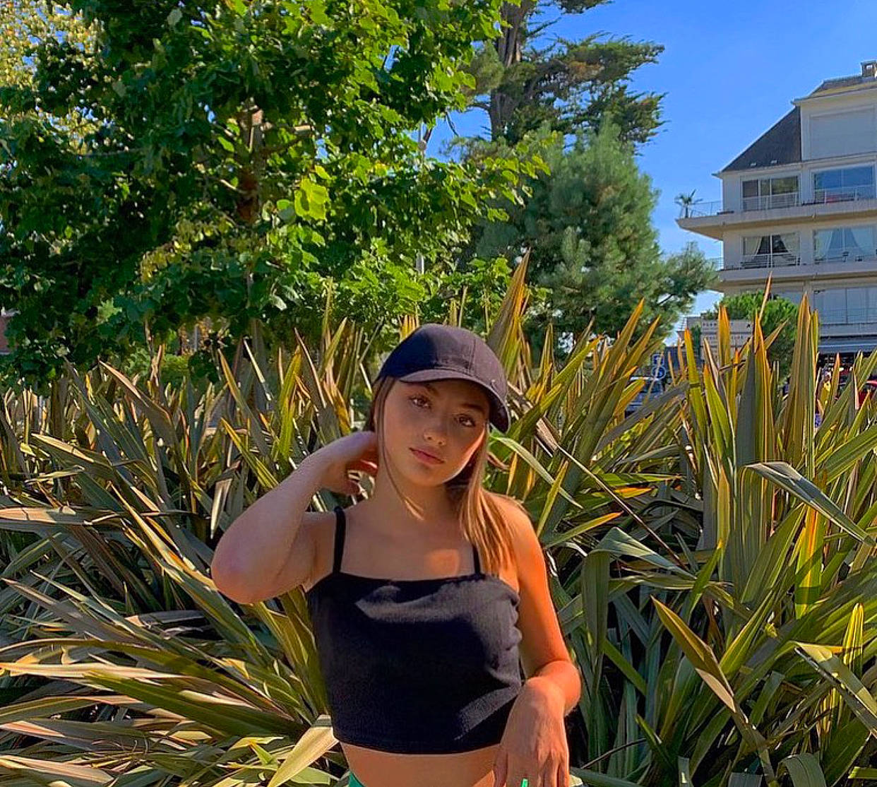 Léandra a rejoint le concours — aidez-le/la à gagner de superbes lots ! arecales, botany, building, grass, grass_family, happy, hat, headwear, landscape, leisure, morning, people_in_nature, person, plant, plant_community, shrub, sky, sunglasses, sunlight, swimwear