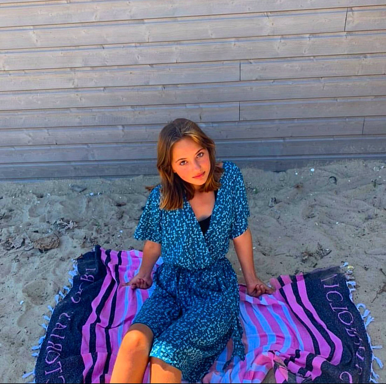Léandra participe au concours pour gagner de l'argent avec cette photo : azure, black_hair, cool, day_dress, dress, electric_blue, fashion_design, human_leg, knee, long_hair, magenta, one_piece_garment, pattern, person, pink, purple, sleeve, street_fashion, thigh, tints_and_shades