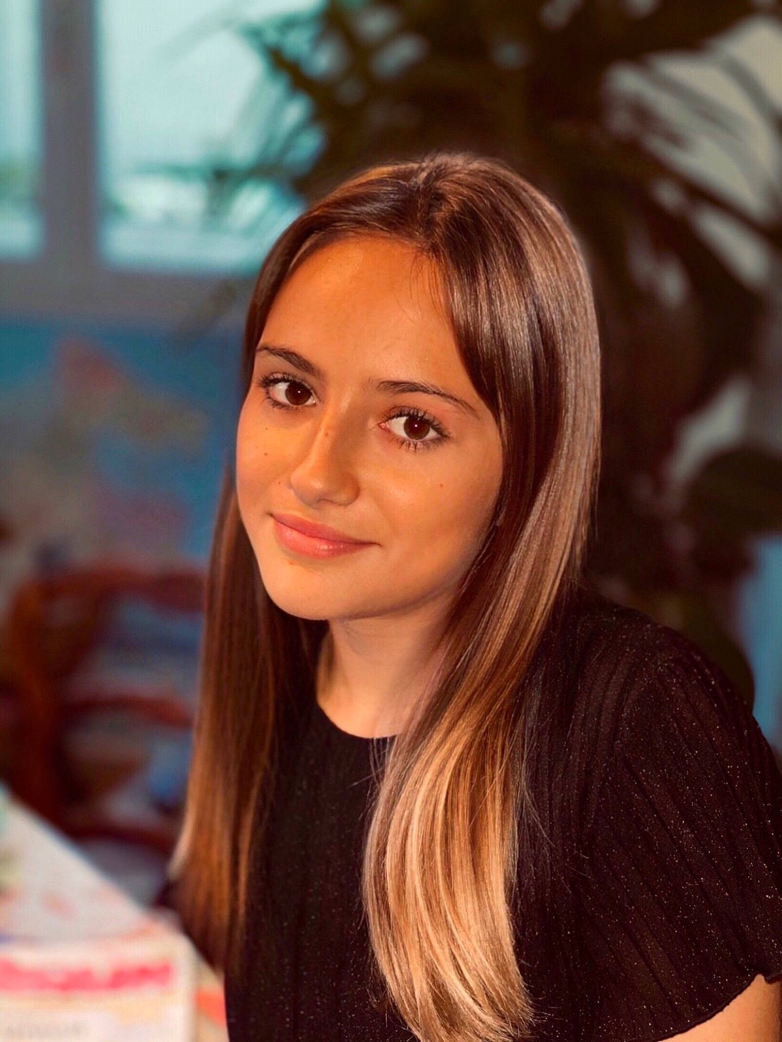 Léandra a rejoint le concours — aidez-le/la à gagner de superbes lots ! black_hair, brown_hair, cheek, event, eyebrow, eyelash, flash_photography, forehead, hair_coloring, happy, iris, joy, layered_hair, lip, long_hair, makeover, person, portrait_photography, skin, smile