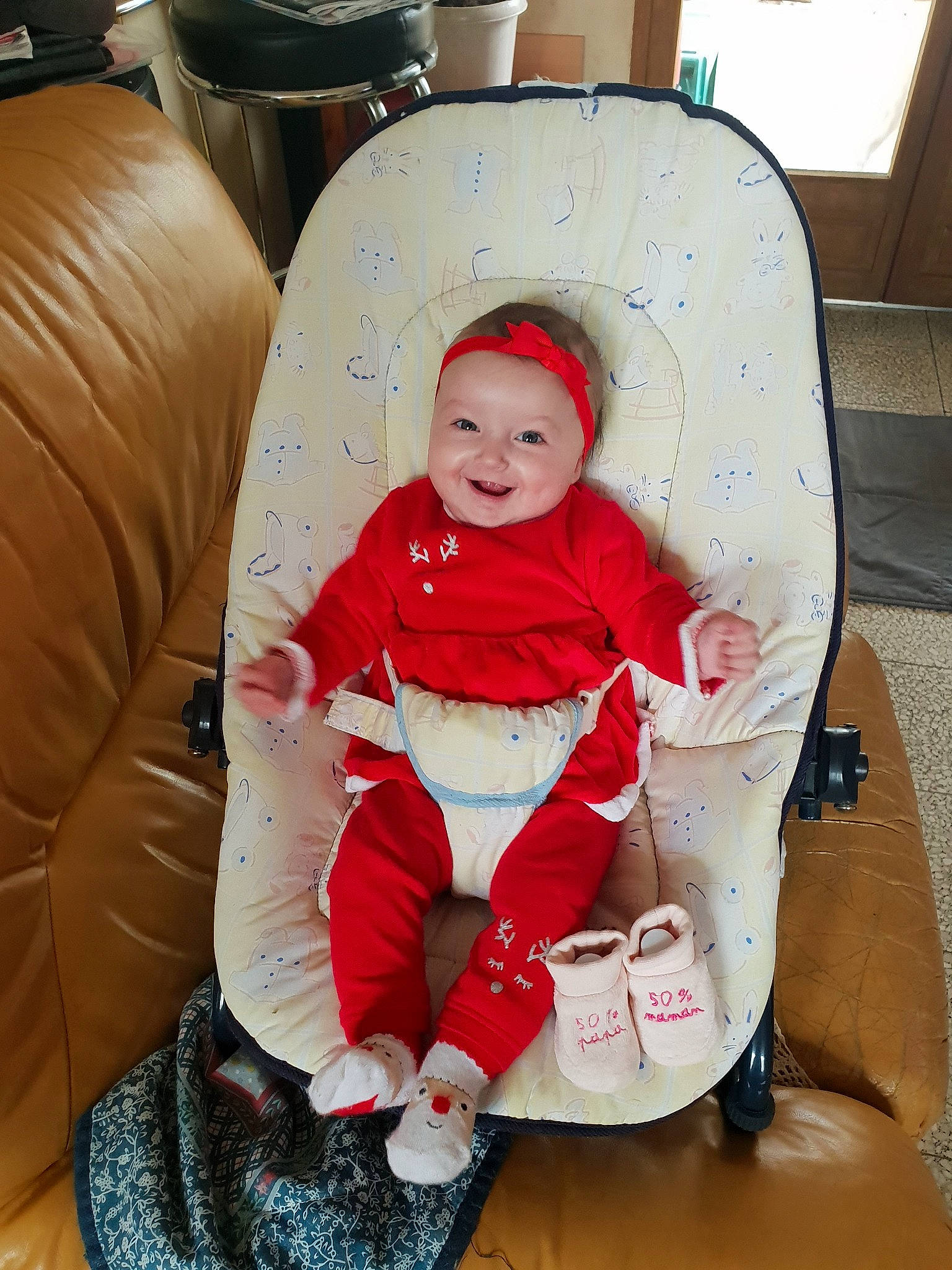 Sarah a rejoint le concours — aidez-le/la à gagner de superbes lots ! baby, baby_carriage, baby_in_car_seat, baby_products, car_seat, car_seat_cover, child, joy, person, product, toddler