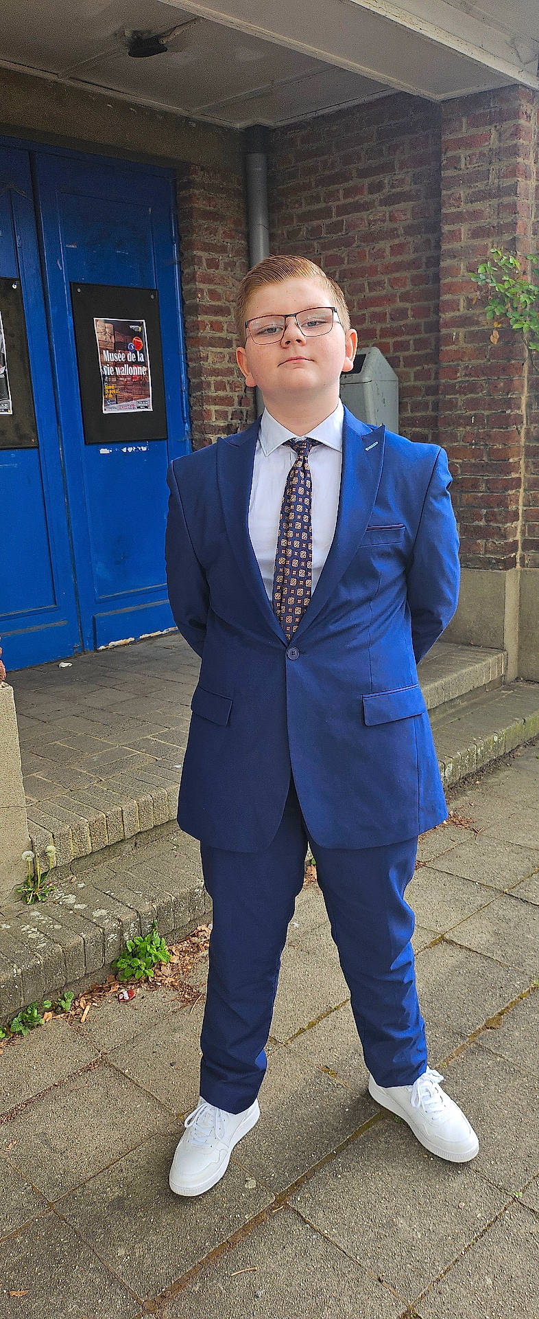 Jean Alexandre a rejoint le concours — aidez-le/la à gagner de superbes lots ! accessories, blazer, boy, clothing, coat, face, footwear, formalwear, glasses, head, jacket, male, necktie, pants, person, shoe, standing, suit, teen, tie