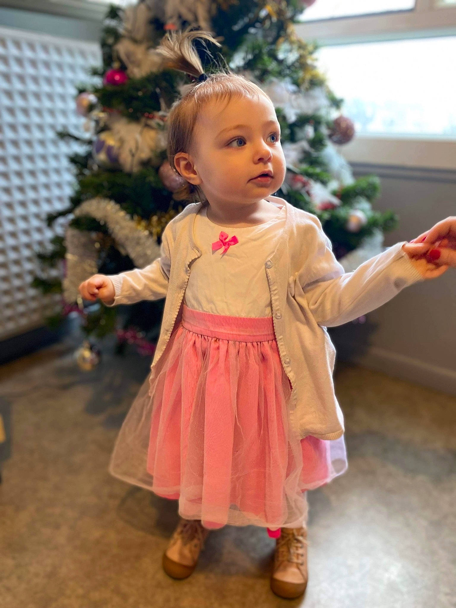 Shaïna a rejoint le concours — aidez-le/la à gagner de superbes lots ! baby, baby_toddler_clothing, child, christmas, christmas_decoration, christmas_eve, christmas_ornament, christmas_tree, dress, event, flooring, fun, happy, holiday, human_body, ornament, person, plant, toddler, tree