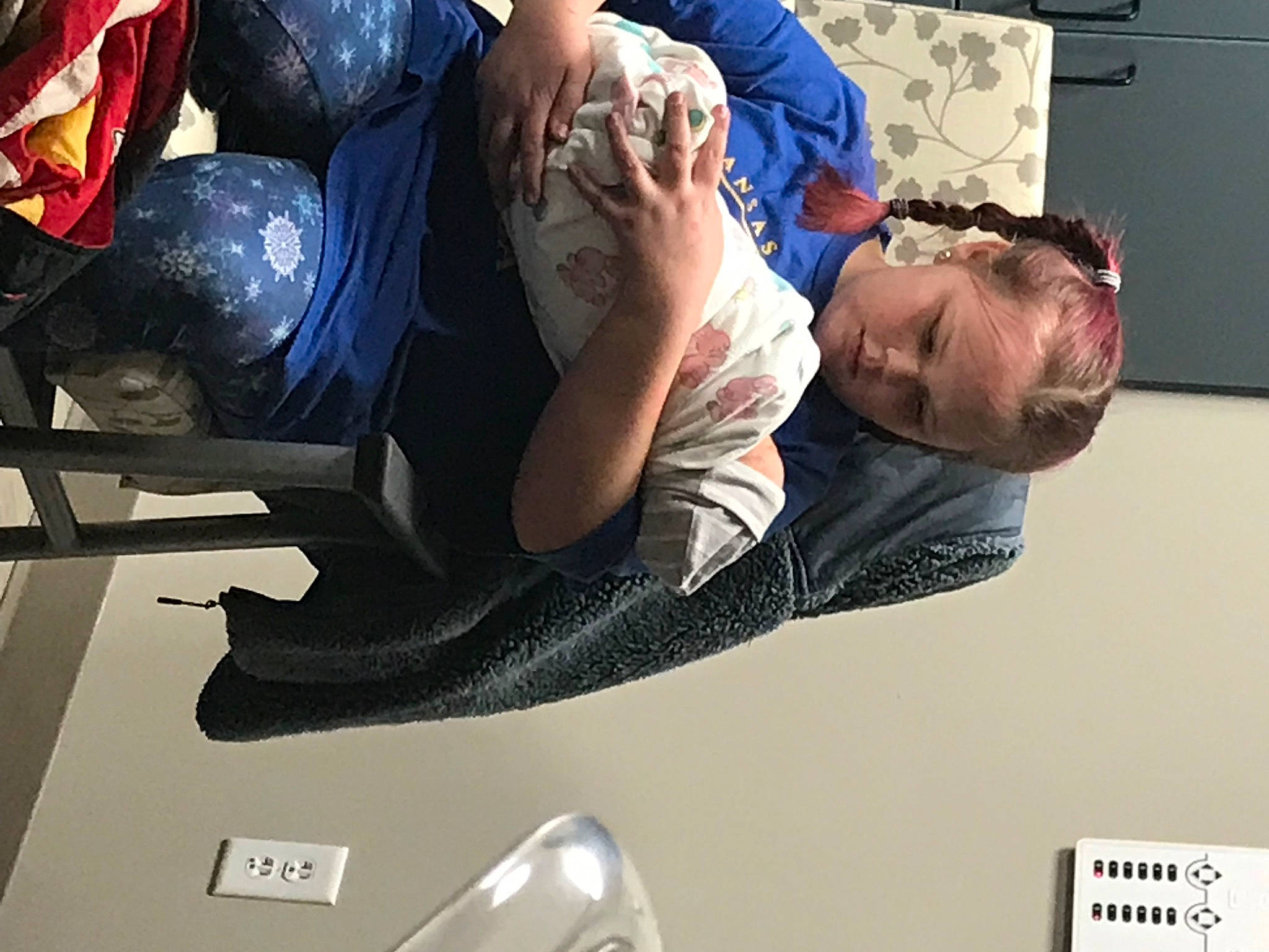 Elizabeth is registered to the contest to win money with this photo: automotive_design, carmine, comfort, elbow, eyewear, fun, human_leg, joint, knee, lap, person, room, sitting, sportswear, t_shirt, thigh