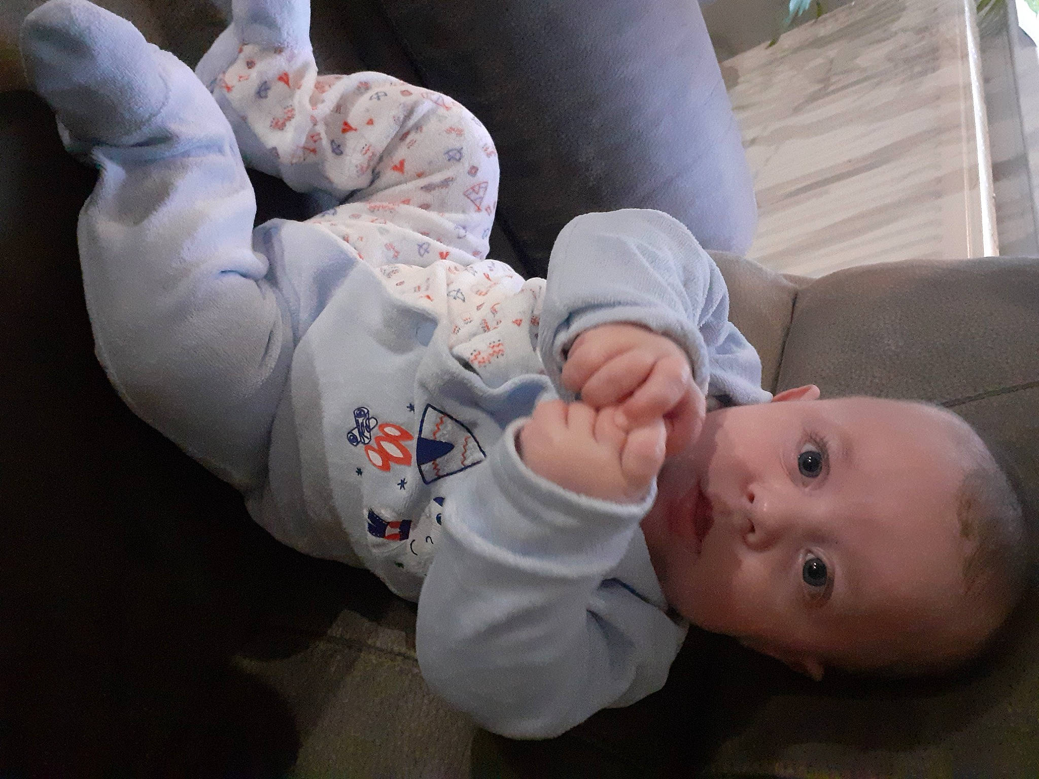 Louka participe au concours pour gagner de l'argent avec cette photo : baby, baby_products, baby_toddler_clothing, cheek, child, contact_sport, mouth, organ, person, skin, space, toddler