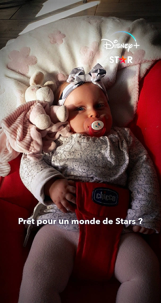 Lola a rejoint le concours — aidez-le/la à gagner de superbes lots ! baby, baby_toddler_clothing, cap, child, christmas_decoration, costume_hat, eyelash, fashion_accessory, fictional_character, flash_photography, font, fur, happy, headband, headpiece, lip, person, petal, photo_caption, santa_claus