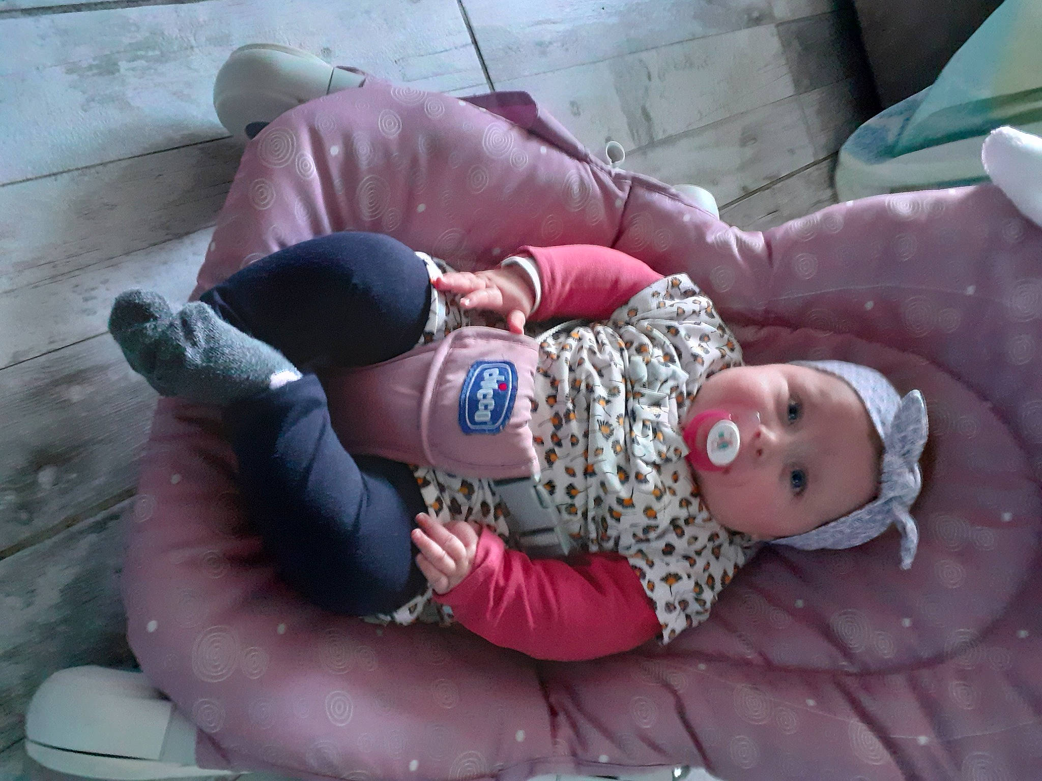 Lola participe au concours pour gagner de l'argent avec cette photo : baby, baby_products, baby_toddler_clothing, comfort, glove, headwear, human, inflatable, lap, person