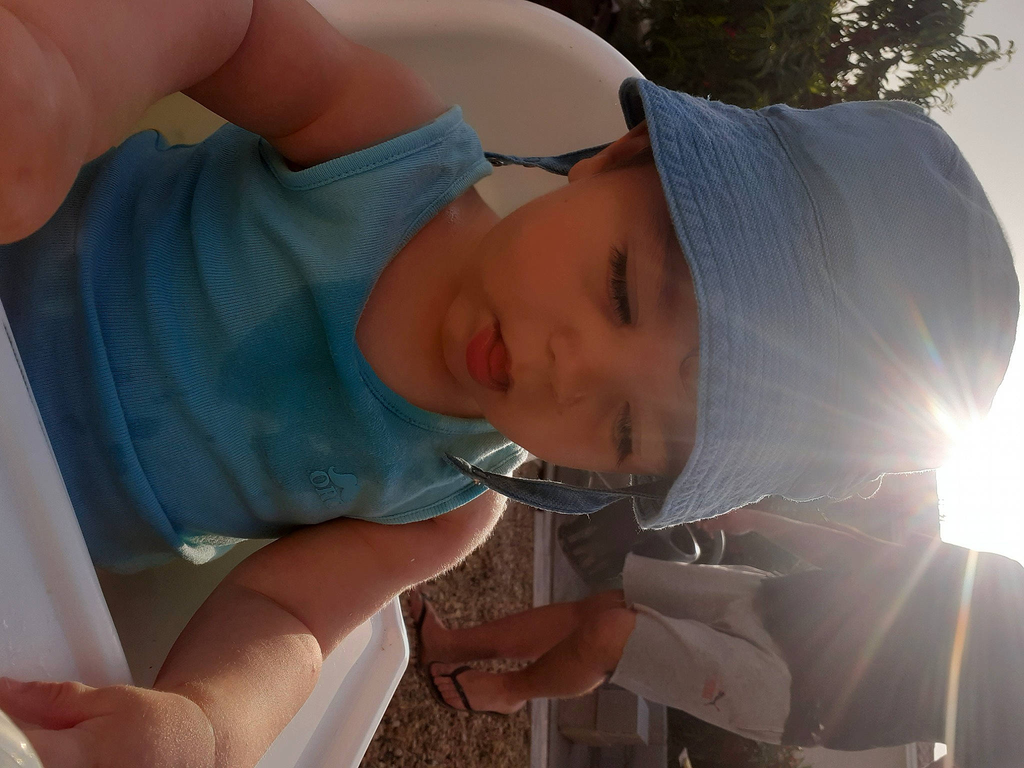 Charly a rejoint le concours — aidez-le/la à gagner de superbes lots ! chest, child, elbow, eyelash, eyewear, finger, fun, gesture, grass, hand, happy, hat, headwear, leisure, lens_flare, nail, person, personal_protective_equipment, sky, thumb