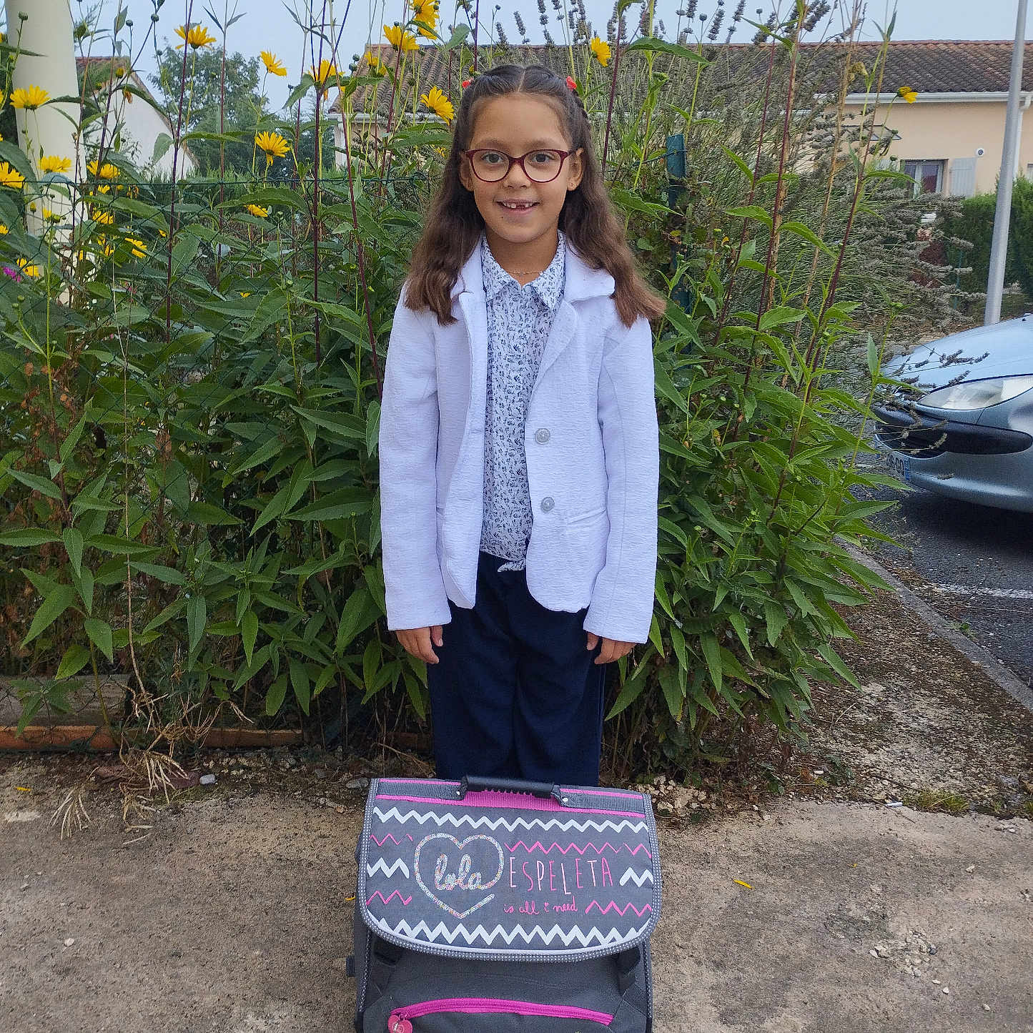 Margaux a rejoint le concours — aidez-le/la à gagner de superbes lots ! baggage, blazer, car, child, clothing, coat, face, flower, head, herbal, herbs, jacket, longsleeve, person, photography, plant, portrait, sleeve, transportation, vehicle