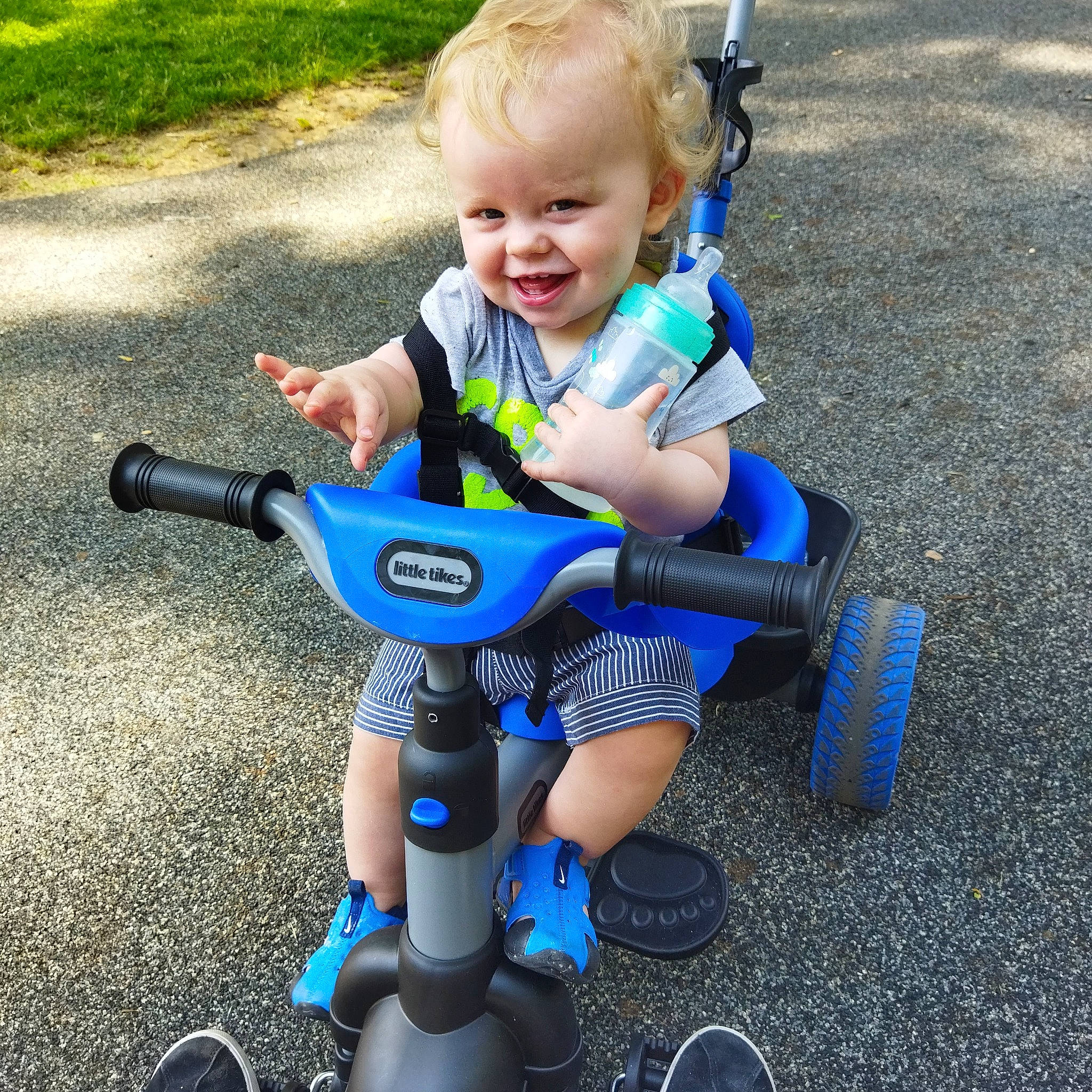 Luciano a rejoint le concours — aidez-le/la à gagner de superbes lots ! baby, baby_products, baby_toddler_clothing, bicycle, bicycle_accessory, blue, child, electric_blue, fun, grass, happy, joy, machine, person, recreation, sitting, smile, tire, toddler, toy