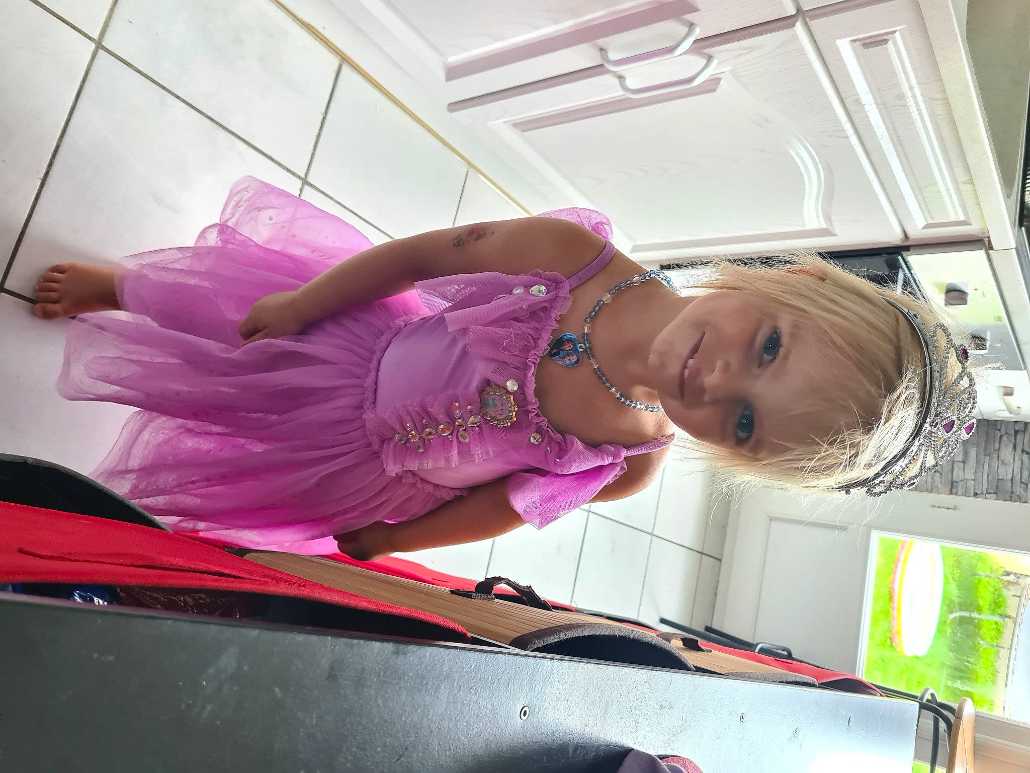 Athenais participe au concours pour gagner de l'argent avec cette photo : automotive_design, bumper, child, elbow, eyewear, fashion_design, fun, joy, machine, magenta, person, pink, purple, room, sleeve, smile, t_shirt