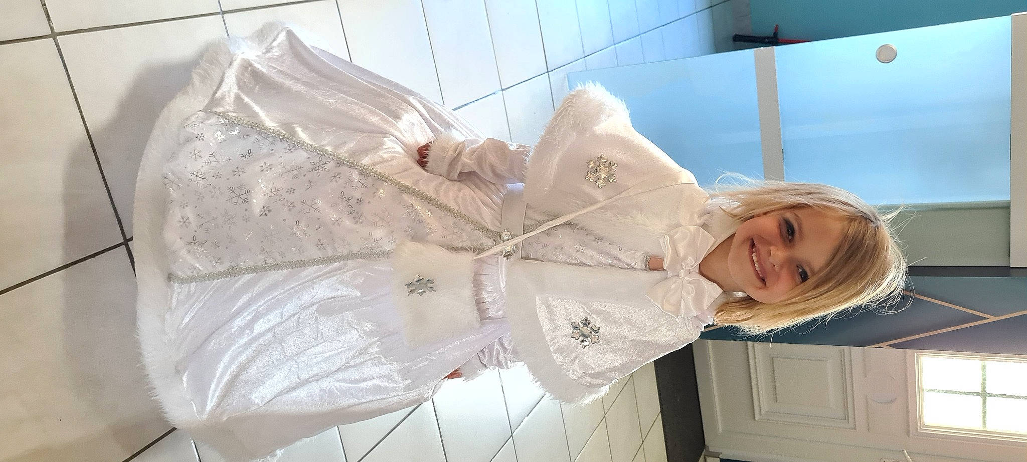 Athenais participe au concours pour gagner de l'argent avec cette photo : bridal_accessory, ceiling, child, comfort, dress, embellishment, event, happy, joy, linens, pattern, person, room, sleeve, smile, toddler, white