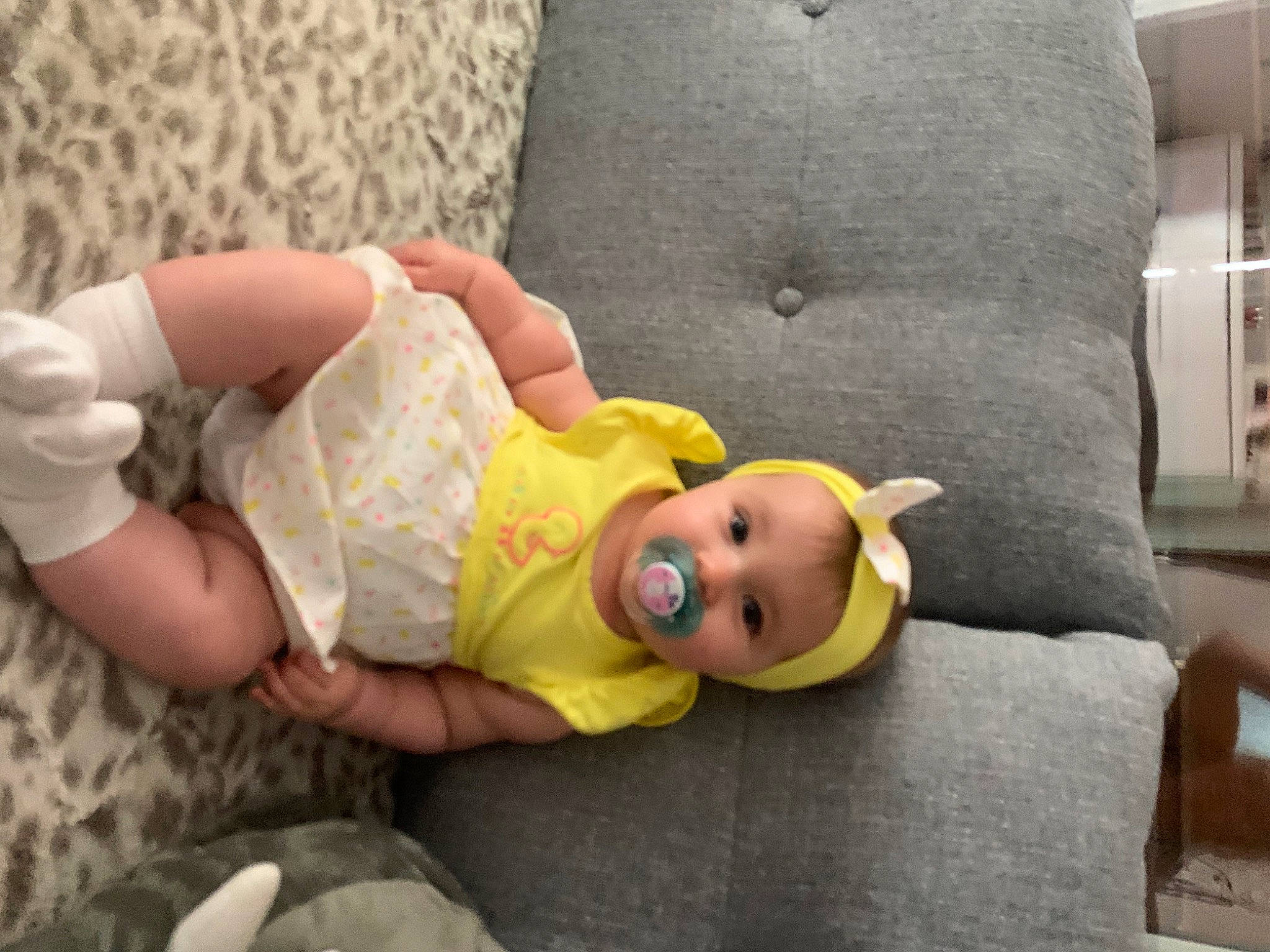 Lyana a rejoint le concours — aidez-le/la à gagner de superbes lots ! arm, baby, baby_products, baby_safety, baby_toddler_clothing, bedtime, cheek, child, comfort, flooring, grass, hand, headgear, linens, person, room, sitting, skin, sleep, toddler