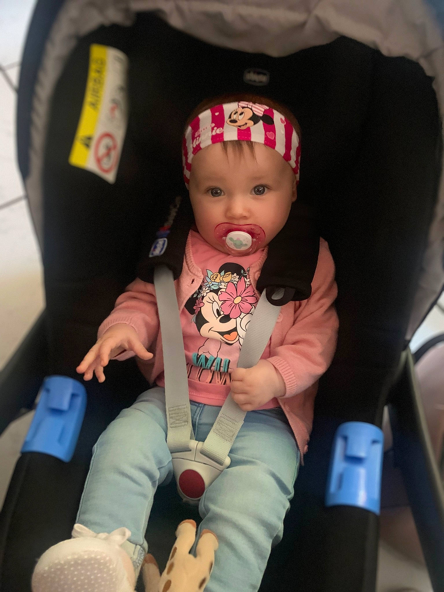 Lyana participe au concours pour gagner de l'argent avec cette photo : auto_part, baby, baby_carriage, baby_in_car_seat, baby_products, baby_toddler_clothing, bag, car_seat, car_seat_cover, comfort, head_restraint, headwear, human_body, lap, person, personal_protective_equipment, seat_belt, sitting, steering_wheel, thigh